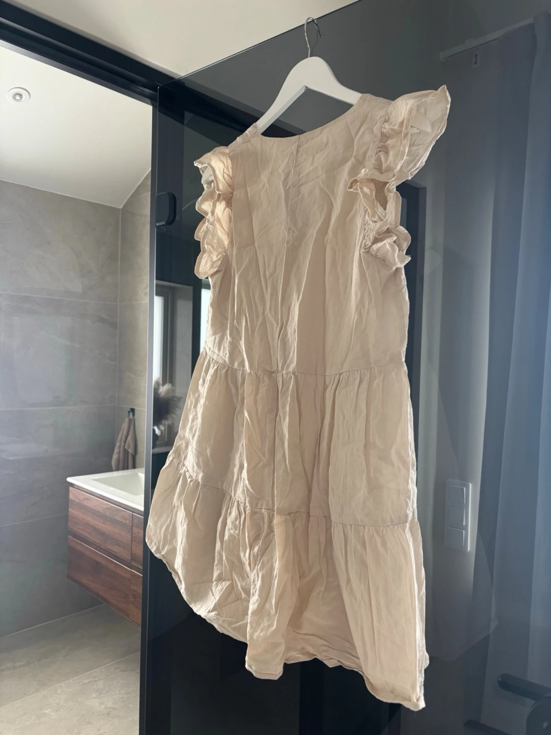 Beige volangklänning med v-ringning H&M  - 1