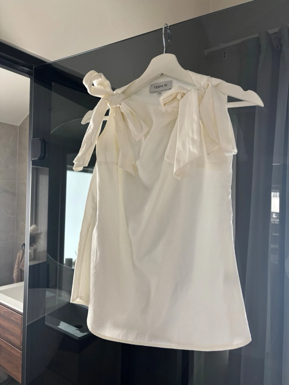 Vit linnetopp med knyt från Vesna W