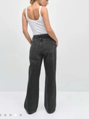 Helt nya Perfect Wide jeans🌟🌟 - Säljer ett par helt nya perfect wide jeans från gina tricot med lappar kvar! Slutsålda i alla storlekar på hemsidan❣️Passar mig som oftast bär strl 40