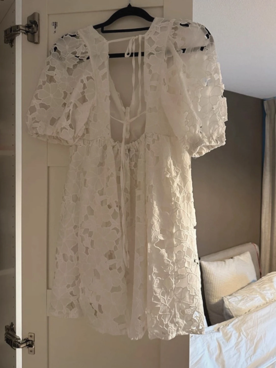 Vit klänning med puffärm - 1