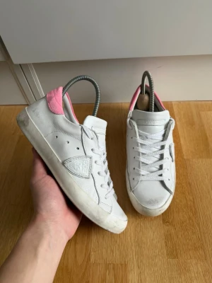 Phillipe model skor - Hej, säljer nu dessa Philippe model skor i otroligt bra skick. | Väldigt fin färg som matchar med allt. | Storlek 37 och passar mellan 37-38. I