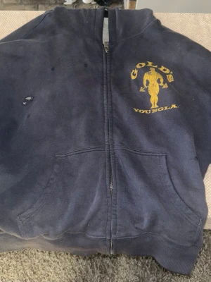 YoungLa Gold’s Gym Hoodie (Limited edition) - Säljer min hoodie från YoungLa så den enda storleken jag lyckades hinna köpa var i storlek M och den är för stor för min smak. Använd cirka 2 gånger. Är 176 cm lång och väger 83 kg för referens. Extremt limited edition och det tog ungefär 3 minuter innan allt var slutsålt på hemsidan. 
