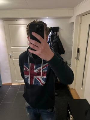 Archive Hoodie - Sjukt fet archive hoodie med Storbritanniens flagga 🇬🇧 | Storlek L men sitter som M | Fint skick | Kontakta mig vid frågor och kom gärna med prisförslag🙌