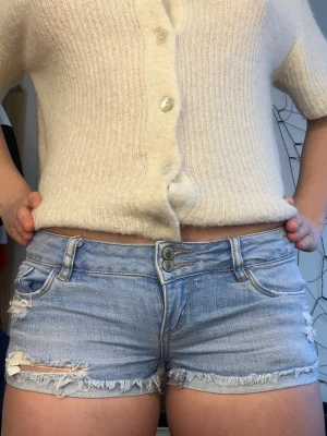 Lågmidjade jeansshorts  - Så snygga lågmidjade jeansshorts!. Midjemåttet tvärs över är 36cm💗💗❗️Säljer fler lågmidjade jeansshorts på min profil❗️