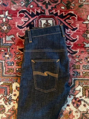 Dry Nudie Jeans - Nudie Jeans i storlek W31L32 i modellen Thin Finn dry twill. Jeansen är i stort sätt nya då jag endast användt dem två gånger. Jeansen sitter slim.