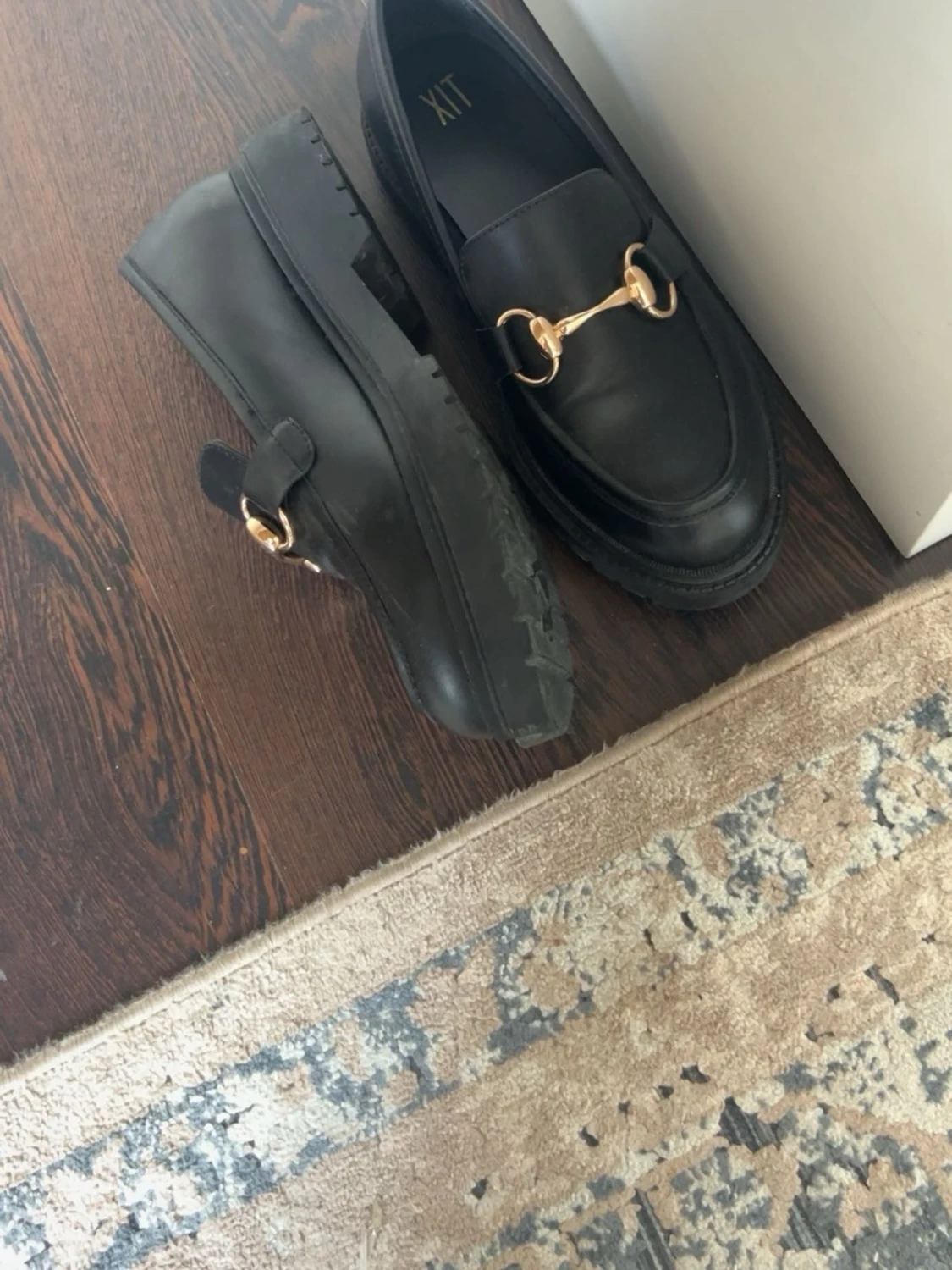Svarta loafers med gulddetalj XIT