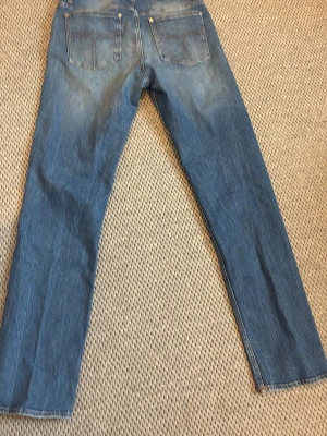Blå raka jeans från 7 For All Mankind - Säljer ett par klassiska blå jeans från tiger of Sweden top skick 