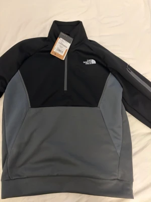 Grå och svart tröja från The North Face - Aldrig använd prislapp sitterkvar på tröjan, storlek M