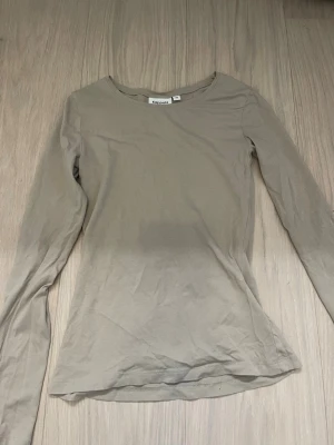 Beige långärmad topp från KappAhl - Säljer en beige långärmad tröja från Kappahl i storlek xs, passar bra om man har storlek S oxå. Den är i jätte bra skick och är använd fåtal gånger. Jätte skönt material.