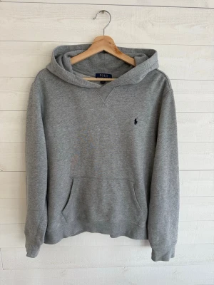 Grå Polo Ralph Lauren Hoodie - Grå Polo Ralph Lauren Hoodie  Skick: 10/10 Storlek: S 182 cm på bilden  Skriv för funderingar!