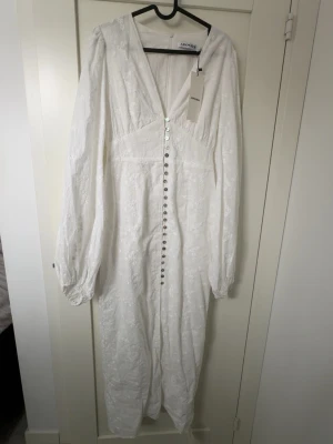 Adoore klänning  - Jag säljer denna klänningen då den är lite förstor och den inte kommer till användning. Den är aldrig använd & prislapparna är på! Ny pris 1 695kr Pris kan diskuteras!!