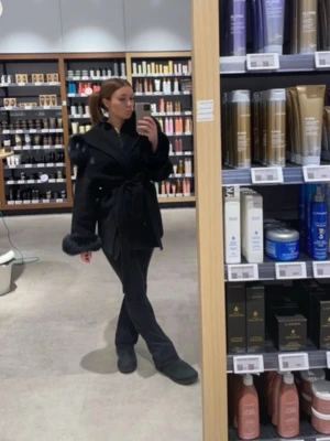 Svart Pälskappa - Säljer denna Pälskappa som har även päls vid armen. Man kan ta bort den om man skulle vilja vilken ni ser på andra bilden. Priset kan diskuteras 