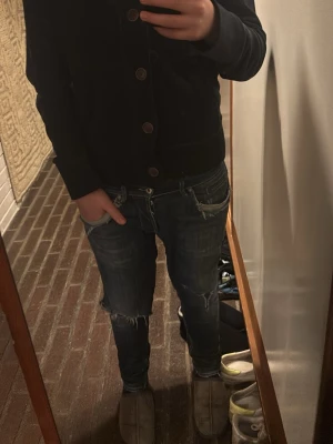 Svart hoodie från Hollister med knappar - Tjena säljer nu min marin blåa hoodie från Hollister med stora bruna knappar framtill i storlek S till extremt bra pris. Modellen på första bilden är 178 och väger 70 kg. Skriv vid funderingar. Mvh Kaj!