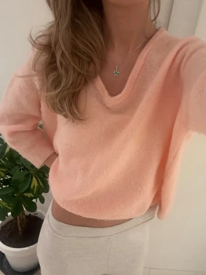 Stickad tröja med v-ring  - Storlek XS/S. Skickas inom 24h. 