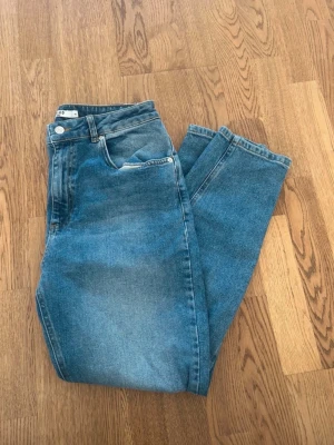 Jeans Na-KD - Fina jeans ifrån Na-kd finns inget att anmärka, tycker dom i min mening lite stora i storleken 