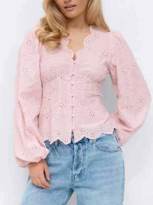 Ljusrosa blus med broderade blommor - Söt ljusrosa blus med broderade blommor och hålmönster. Blusen har lång ärm med puff och knappar framtill samt vågig kant nedtill. Slutsåld överallt därav priset. Aldrig använd och har alla prislappar kvar.