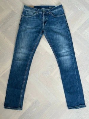 Dondup George Jeans - Tja säljer nu dessa riktigt snygga Dondup jeansen i storlek 34 där nypriset är cirka 4000kr och modellen är George, skick 9/10 vid minsta lilla fundering så är det bara att höra av sig!  Mvh Santén