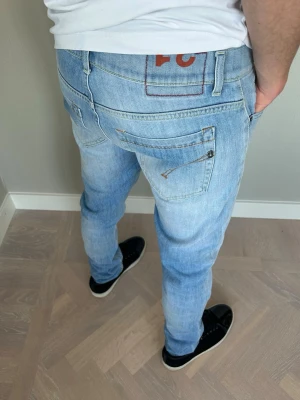 Dondup George Jeans - Tja säljer nu dessa riktigt snygga Dondup jeansen i storlek 31 där nypriset är cirka 4000kr och modellen är George, skick 9/10 vid minsta lilla fundering så är det bara att höra av sig!  Mvh Santén