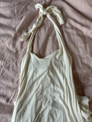 Vit långklänning från Gina Tricot - Säljer en vit långklänning från Gina Tricot. Aldrig använd endast provad. Prislappen kvar. Storlek M💕