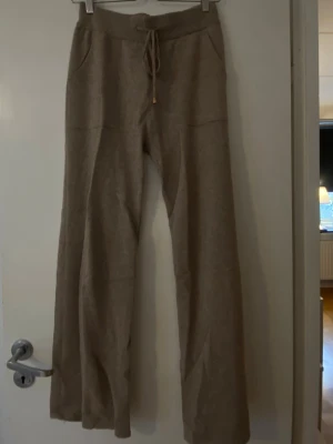 Beige mjukisbyxor - Säljer ett par beige mjukisbyxor med bred resår i midjan och raka ben och två framfickor. Materialet är mjukt och stretchigt. 