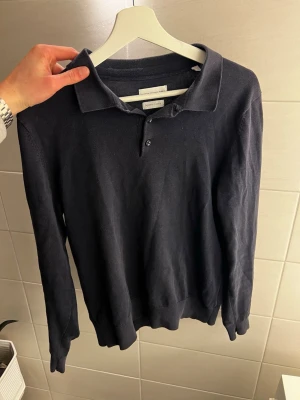 Mörkblå tröja - Tja säljer denna tvärfeta tröjan från These Glory Days då den ej kommer till användning numera! Inga defekter. Storlek S! Kan såklart gå ner i pris så skicka vid frågor och/eller funderingar mvh ville✨