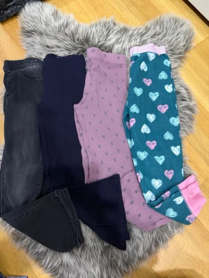 Fyra leggings i olika färger och mönster - Säljer ett paket med fyra leggings