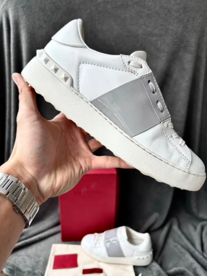 Valentino open skor - Storlek 37,5 men sitter oftast lite stort, mer mot 38, fråga om innermått vid osäkerhet | ingår: box, dustbag, äkthetskort 