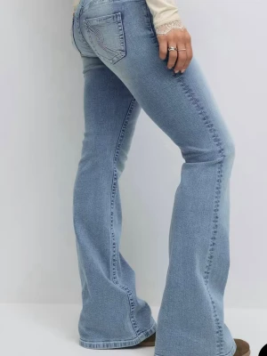 Ljusblå bootcut jeans från ginatricot  - Säljer ett par ljusblå bootcut jeans från ginatricot med klassiska sömmar och rosa broderier på bakre fickorna. Skriv privat om du vill ha mer bilder på själva jeansen eller tillexempel hur dom sitter på!💗lämna gärna pris förslag, accepterar nästan alltid!