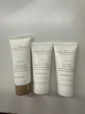 Rituals Namaste hudvårdsset - Säljer ett set med tre tuber från Rituals Namaste: Purify cleansing foam (20 ml), Glow lightweight moisturizer (15 ml) och Glow night cream (15 ml).