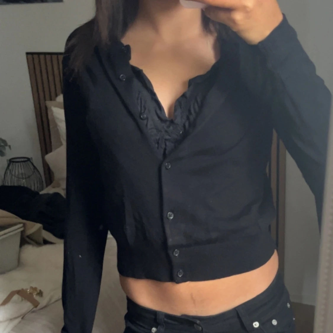 Svart cardigan med volangkant