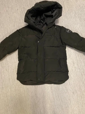 Canada goose black label - Ny skick använt 1 gång pågrund av att det var inte min stil så tänkte sälja 