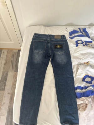 Stone Island jeans  - Ett par riktig snygga Stone Island jeans🔥 storlek 30 och bara använd 1-2 gånger🤩Bara höra av sig vid frågor eller funderingar❓PRISET KAN DISKUTERAS💸Kolla gärna in min profil❗️