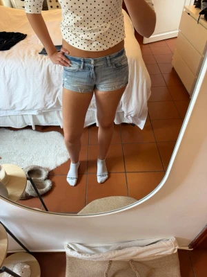 victoria secret shorts - super snygga shorts som köptes förra sommaren men tyvärr blivit aldeles för små i år. stl 0 vilket jag tror motsvarar xs eventuellt s❤️ 