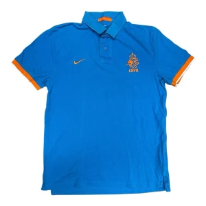 Nike Netherlands 2012/2013 Blue Polo Tshirt - Den här varan kommer auktioneras ut på Sneakershyllan x Plick Live den Tisdagen 23 juni kl 18