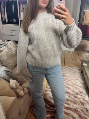 Beige stickad tröja med strukturmönster - Mysig ljusbeige stickad tröja som söker ett nytt hem❤️