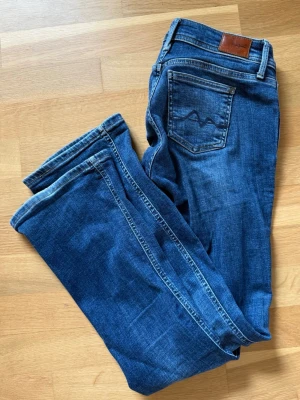 Blå bootcut jeans från Pepe Jeans - Blå bootcut jeans från Pepe Jeans👖Stl. 24 i midja och i längd 32. Köparen betalar frakt.