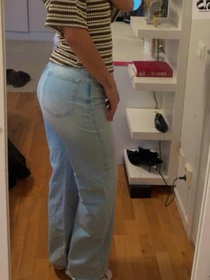 Ljusblåa raka jeans - Ljusblåa jeans med rak passform och hög midja. 