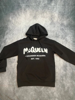 Alexander McQueen hoodie - Tjena! Nu säljer vi denna feta Alexander McQueen hoodien! Den är i väldigt bra skick och storlek M! Fråga gärna om ni har ytterligare frågor!