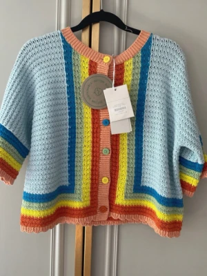 Ny Stella McCartney kofta - Stella McCartney flerfärgad kofta. Den är köpt på Lucca i Stockholm. Storlek 14 år. Helt ny med prislapp-hann tyvärr växa ur den. Nypris 1600 perfekt inför sommaren 