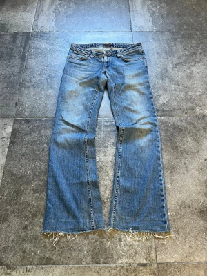 Vintage Nudie Jeans - Flare Glenn  - tjännaaaa! nu säljer jag mina sjukt snygga nudies i modellen flare glenn😉 de har en ganska låg midja och en rejäl flare👏 tveka inte på att skriva ifall ni har frågor🥰
