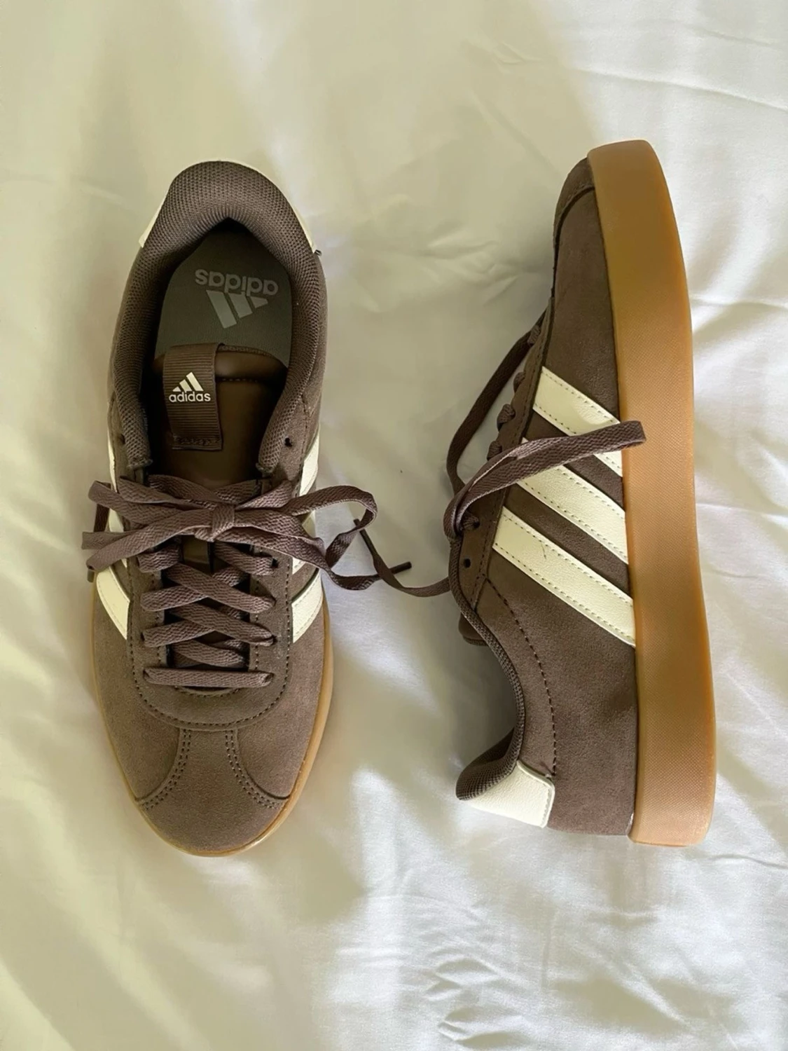 Bruna Adidas sneakers med vita ränder