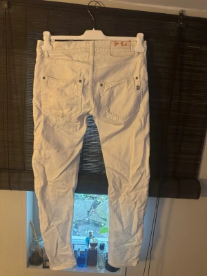 Dondup jeans - Vita dondup jeans med snygga slitningar i modellen sam, storlek 31