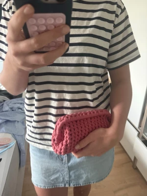 Clutch  - Säljer en handgjord virkad clutch i rosa💙 Måtten är 24x14x12 cm🙌🏼 Ingen förpackning eller prislapp pga handgjord🩵