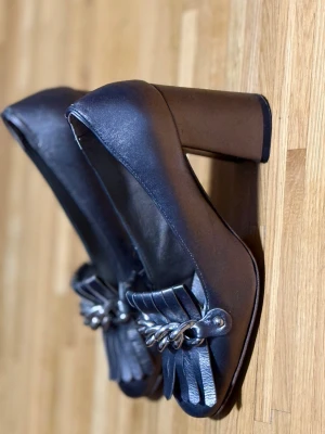 Klassiska italienska läderpumps; metallisk finish  - Mycket gott skick; som nya. Storlek 35 EU. Mörkare på bild, är mer bronsfärgade i verkligheten. 