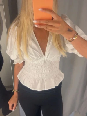 Vit omlottopp med puffärm - Helt ny, aldrig använd prislapp kvar!!❣️❣️