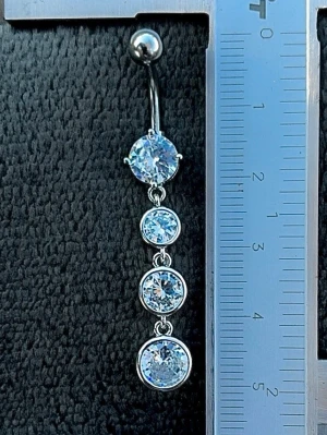 NY oanvänd Navelpiercing med hänge | Kirurgiskt stål | Vita stenar  - 💕30% Bundle-rabatt vid köp av minst 2 artiklar. ⭐️NY oanvänd piercing i kirurgiskt stål; rostfritt och säkert för läkta piercingar.                               📏MÅTT ⭕️Stavens längd: 10mm ⭕️Stavens tjocklek: 1,6mm ⭕️Smyckets totala längd: 50mm                                                                         🤍Färger: Silver och vit                                                            💌Skickas spårbart via Plick SafePay.