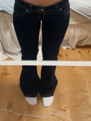 Mörkblå bootcut jeans ifrån Abrand - Modellen 00 SUPER LOW KICK TALL Köpta på Nelly för 999kr säljer då dem ej passade aldrig använda nya med pris lapp Storlek 27 tall Motsvarar strl 38/M i jeans