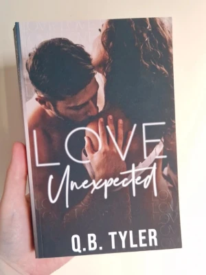 Love Unexpected av Q.B. Tyler - Taboo romance bok. Läst och har en skadad rygg, och andra defekter som syns på bilderna. Katt finns i hemmet
