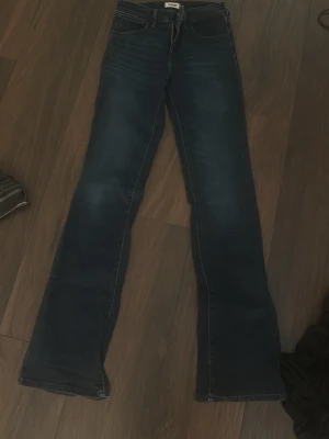 Mörkblå bootcut jeans  - Snygga mörkblå lågmidjade bootcut jeans från Wrangler, är knappt använda pris kan diskuteras 💕