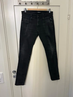 Replay jeans - Säljer mina svarta replay jeans för jag behöver nya. Storlek 30 sitter perfekt på mig som är 180. Hör av er vid frågor 